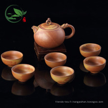 Ensemble de thé de couleur marron en céramique brute à la main avec des tasses de thé de pot de thé emballent dans la boîte-cadeau